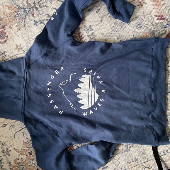 Passenger NWOT hoodie “Waves and Trees” no longer in print - Picture 2 of 4